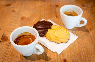 caffe espresso a biscotto su tavolo di legno