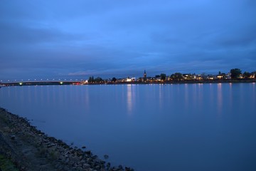 Blau dämmender Rhein mit der Skyline Bonn's