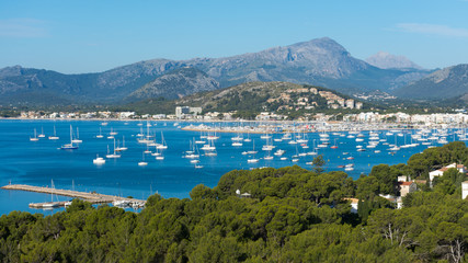 Fototapeta na wymiar Yachts in the Bay of the port of Pollensa on the island of Mallorca
