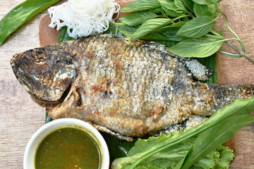 grilled mango fish wrapping salt eat couple with vegetable dipping spicy sauce