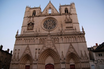 Fototapeta na wymiar Façade de la Primatiale St Jean de Lyon