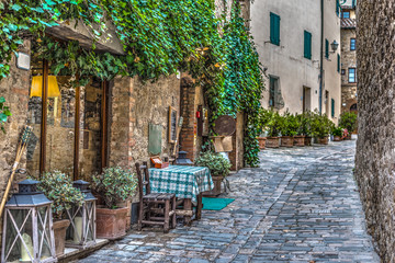 Fototapeta na wymiar Narrow street in a small town in Tuscany