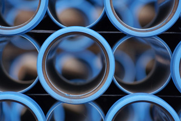 Nahaufnahme mit Bokeh von blauen Rohren auf einer Baustelle