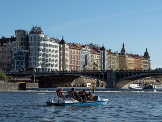 Prag, Treetboot auf der Moldau (Vltava). dahinter Brücke Jiraskuv most und das Tanzende Haus, Neustadt