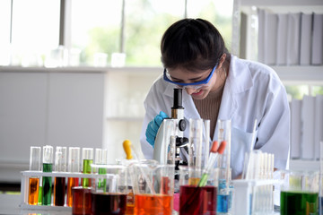 Fototapeta premium Young women scientists are experimenting with science at the lab