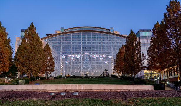 Glass wall surrounds atrium of Gaylords Convention center at National Harbor