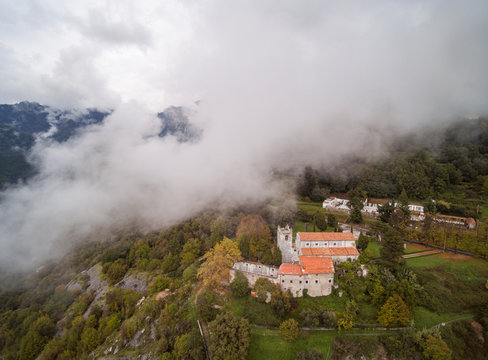 La Cappella di Azzano, alta Versilia, Alpi Apuane