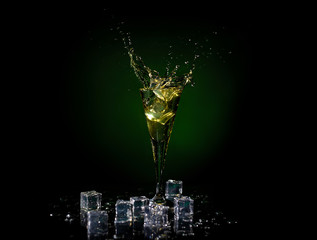 Chupito de licor de hierbas con hielo, splash