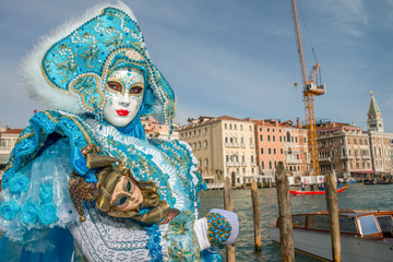 Obraz premium femme costumé de bleu et de blanc devant le grand canal au carnaval di Venise en Italie 