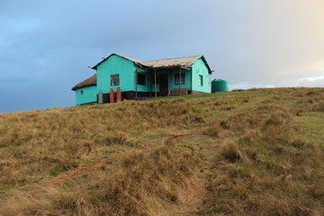 Fototapeta na wymiar blau türkises Haus an der Küste Hütte Wildcoast Südafrika