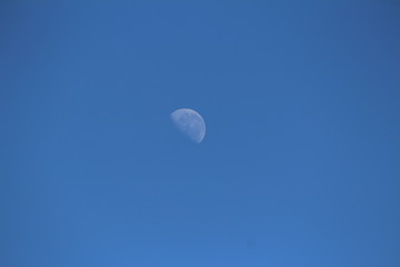 Mond bei Tag auf Südhalbkugel