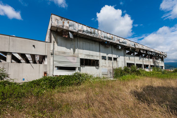 Fototapeta na wymiar Urban exploration in an abandoned engineering industry