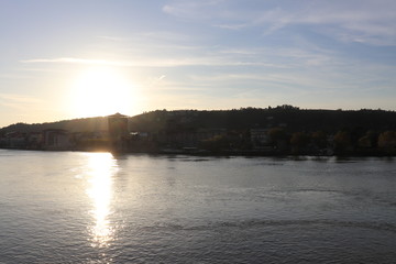Coucher de soleil sur le fleuve Rhône au niveau de la ville de Vienne - Département Isère - France