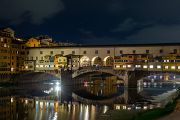Naklejka premium Il Ponte Vecchio di firenze di notte