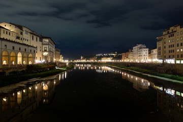 Fototapeta na wymiar Riflessi sull'Arno di notte 