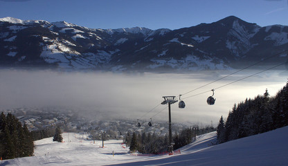 Blick &uuml;ber das nebelverhangene Zell am See.