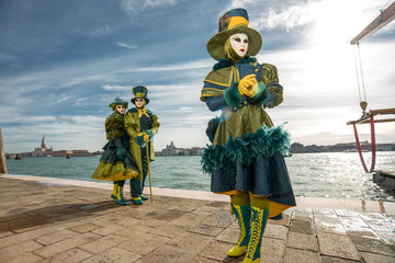 groupe de trois devant le grand canal une église au carnaval di Venise en Italie 