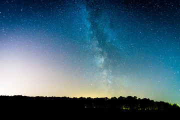 Fototapeta na wymiar Galaxie Milchstraße in der Nacht über Wald
