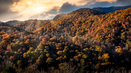Dramatic sunset with sun rays in Blue Ridge Parkway during the Golden Hour - obrazy, fototapety, plakaty