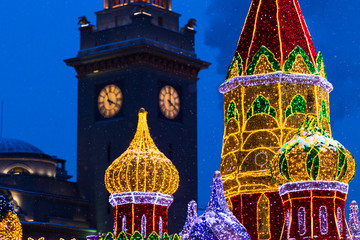 Fototapeta na wymiar Russia, Moscow, Kievsky Train Station Square, light installations in the form of the Moscow Kremlin and St. Basil's Cathedral. The building of the Kiev railway station, Clock Tower. 