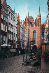 Catedral de la ciudad Gdansk en la calle con comerciantes vendiendo ámbar