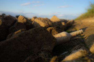 Flasche auf den Steinen