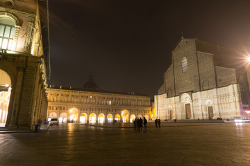 Notte nebbiosa a Piazza Maggiore, Bologna