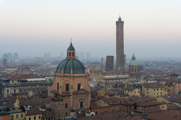 Panorama dall'alto di Bologna con le due torri sullo sfondo