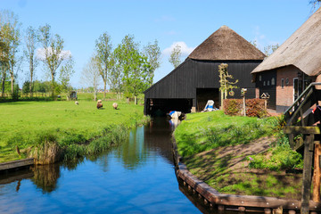 Fototapeta na wymiar Rural life in Netherlands, small village Giethoorn - venice of the north