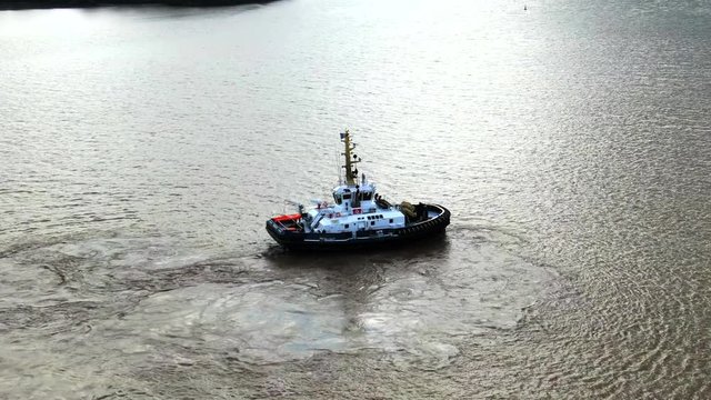  Tug turning around in the river.mov
