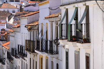 Fototapeta na wymiar Balcones coloridos en el pueblo de Aracena 