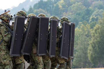 盾を構える自衛官