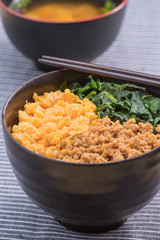 三色丼　ご飯物