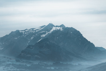 Fototapeta na wymiar Die Alpen sind das höchste Hochgebirge im Inneren Europas. Von Ferne sieht wunderbar aus.