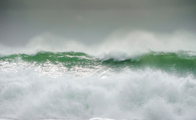 Obraz na płótnie Canvas Waves_Crash on to ta Beach in Cornwall_12