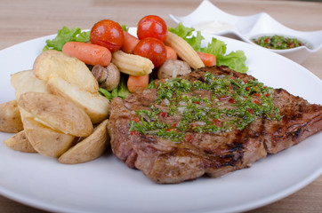 Carne, ensalada y papas