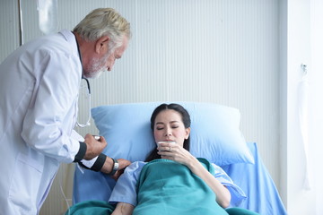 Obraz premium The doctor is taking care of the patient and checking the body and talking to the patient at the hospital.