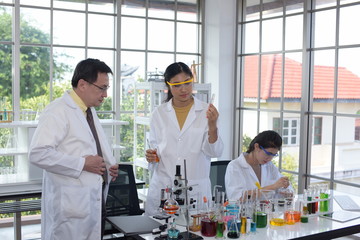 Scientists are working on scientific tests in the lab. Science force Perform chemical testing and analysis or Experimental production of drugs and vaccines	