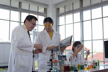 Scientists are working on scientific tests in the lab. Science force Perform chemical testing and...