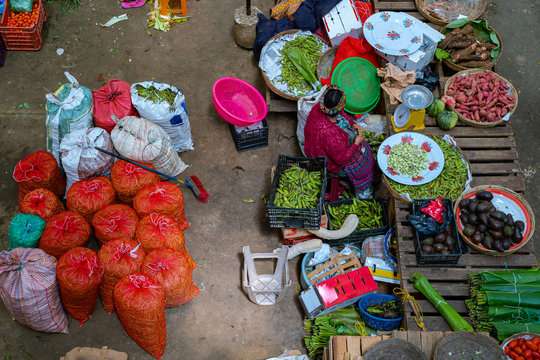 La mujer espera por los clientes en el mercado de verduras de Zunil Guatemala.