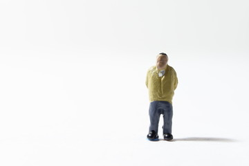 一人で歩くお年寄りの男性