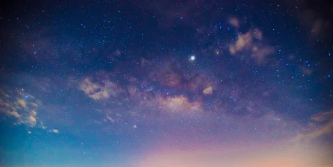 Tuinposter Panorama blauwe nachtelijke hemel Melkweg en ster op donkere achtergrond. Heelal gevuld, nevel en melkwegstelsel met ruis en graan. Foto door lange blootstelling en selecteer witbalans. Donkere nachtelijke hemel. © Mohwet
