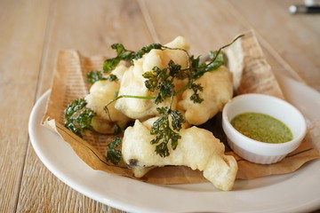 白身魚のフリットとパクチーソース