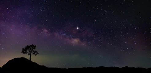 Fototapeten Panorama blauer Nachthimmel Milchstraße und Stern auf dunklem Hintergrund.Universum gefüllt, Nebel und Galaxie mit Rauschen und Körnung.Foto durch Langzeitbelichtung und ausgewählten Weißabgleich.Dunkler Nachthimmel. © Mohwet