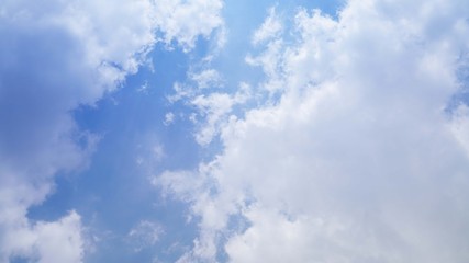 Obraz premium White cloud and blue sky background with copy space