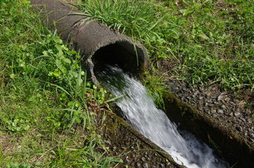 パイプから出てくる水