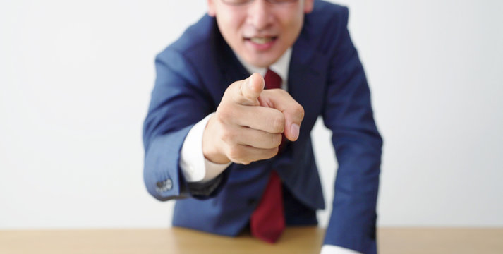 叫ぶ男性　怒り　抗議　指導