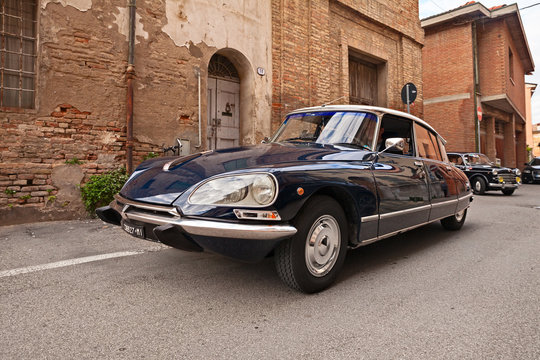 vintage French car Citroen DS 21 Pallas