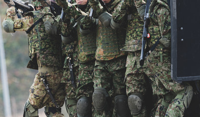 Fototapeta premium 銃を構える自衛官