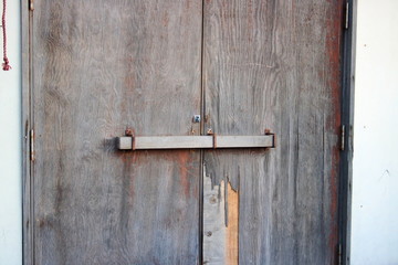 かんぬきと木製扉